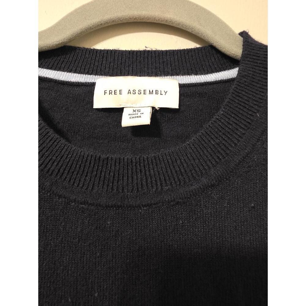 🖤 Free Assembly Black Crewneck Sweater – XS - Picture 3 of 6